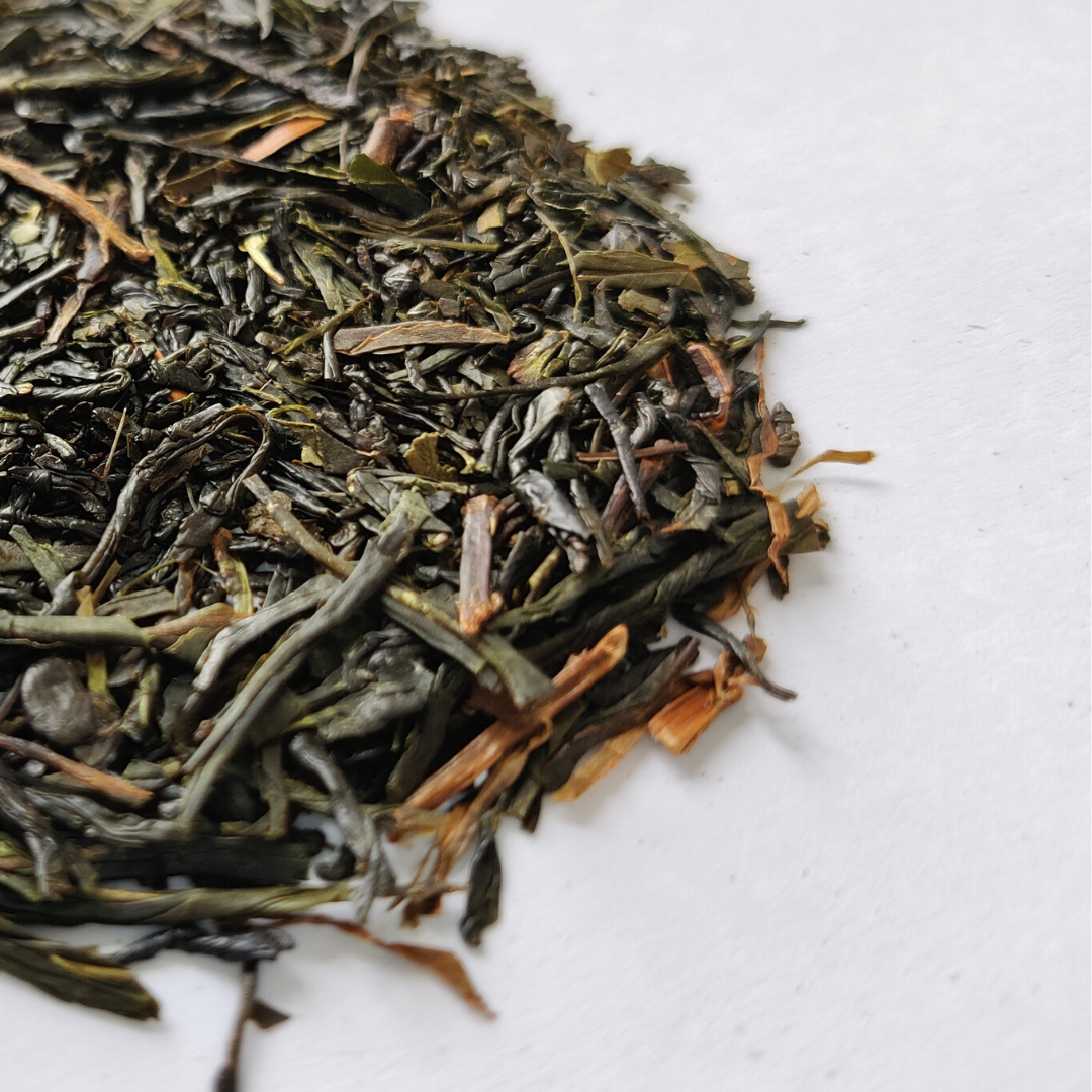Premium loose leaf Oolong tea for brewing Japanese tea with a rich, floral aroma and smooth roasted notes
