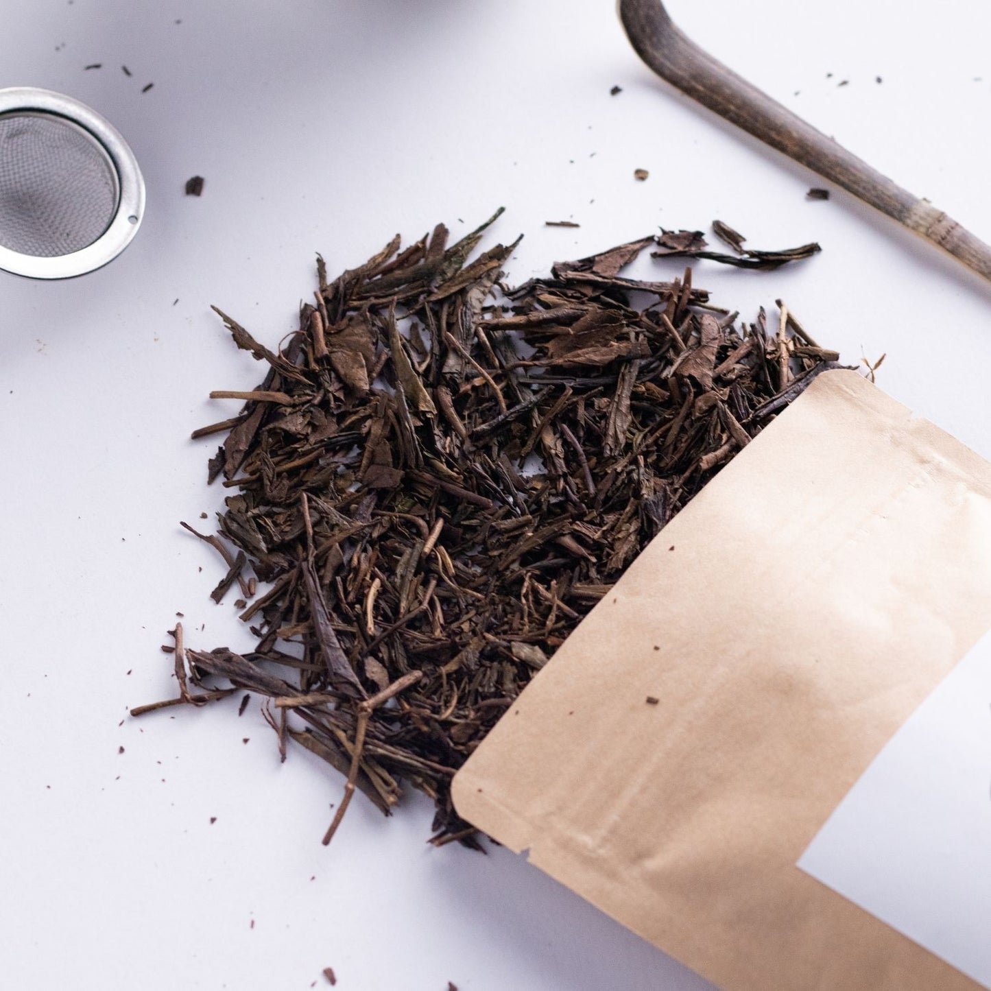 A pouch of loose leaf tea in Malaysia of premium Hojicha tea leaves with crisp roasted texture