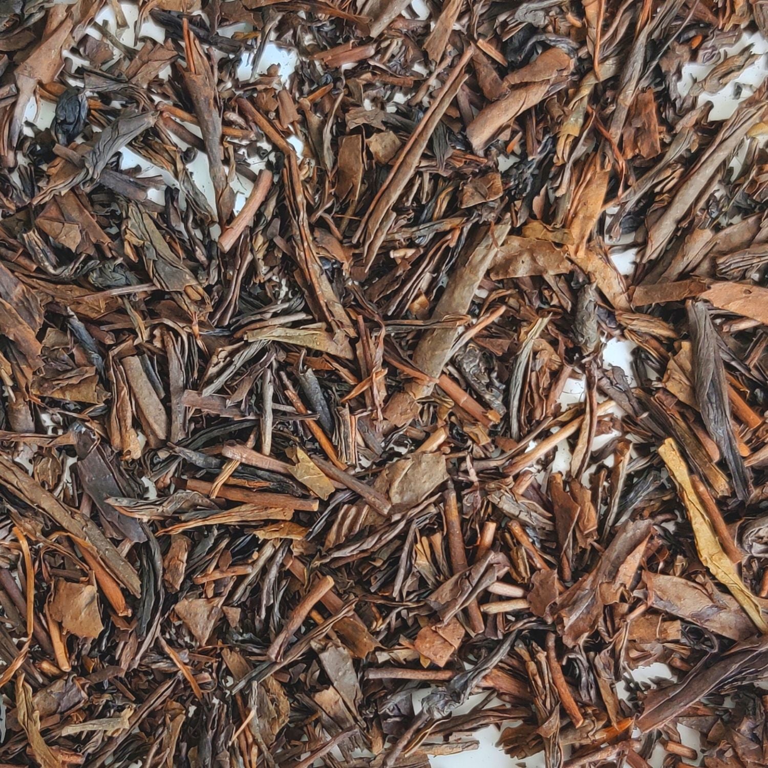 Authentic Japanese Hojicha loose leaf tea in Malaysia with finely roasted leaves, favour in smoky, nutty aroma