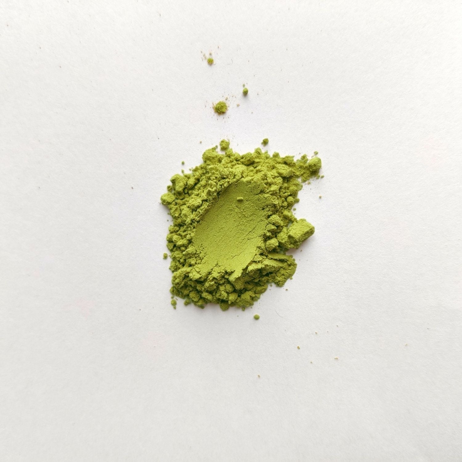Genmaicha powder in green color.